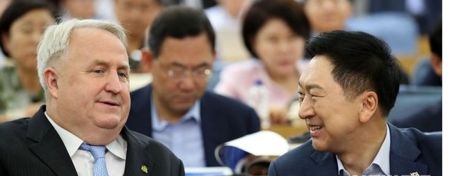 김기현 국민의힘 대표와 인요한 세브란스병원 국제진료센터 소장이 지난 8월 23일 오전 서울 여의도 국회 의원회관에서 열린 국민공감 공부모임에서 대화를 나누고 있다.(사진=뉴시스 제공)
