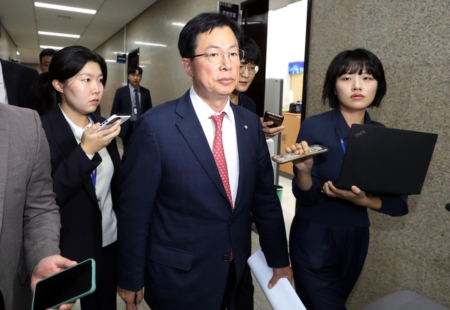 이만희 국민의힘 신임 사무총장이 지난 16일 오후 서울 여의도 국민의힘 당대표실에서 김기현 대표와 비공개 면담을 마치고 밖으로 나서고 있다.