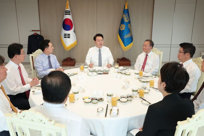 윤석열 대통령이 18일 서울 용산 대통령실 청사에서 열린 국민의힘 지도부 오찬에서 발언하고 있다.