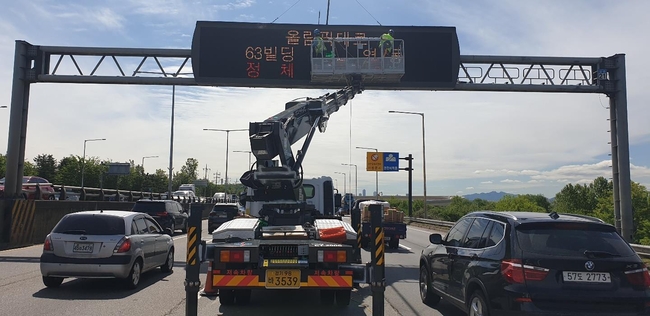 도로전광표지 세척 작업 모습.(사진=서울시/뉴시스 제공)