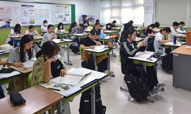 2024학년도 대학수학능력시험 9월 모의평가가 실시된 지난 9월 6일 오전 대구 수성구 대구여자고등학교에서 고3 수험생들이 시험 시작 전 공부를 하고 있다.