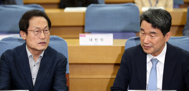 이주호 사회부총리 겸 교육부 장관과 조희연 전국시도교육감협의회 회장이 지난 9월 22일 오후 서울 여의도 국회 의원회관에서 열린 정책현안 연속토론회 공교육 디지털 개혁 방안에서 대화하고 있다