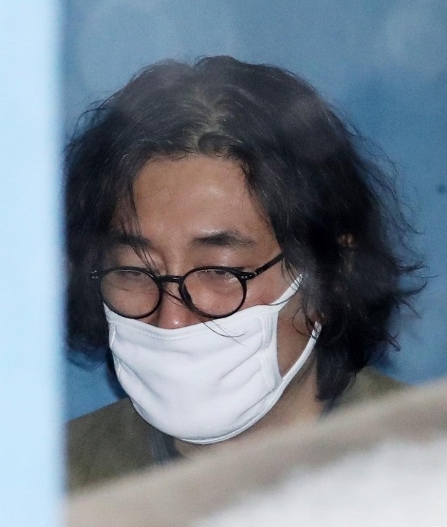 지난 2019년 2월15일 서울 서초구 서울고등법원에서 열린 파기환송심 선고 공판을 위해 호송차에서 내려 법정으로 들어가는 모습. (사진=뉴시스 제공)
