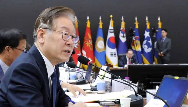 이재명 더불어민주당 대표가 24일 충남 계룡대에서 열린 국회 국방위원회의 해군본부에 대한 국정감사에서 해병대 수사외압 의혹 관련 질의를 하고 있다. (사진=뉴시스 제공)