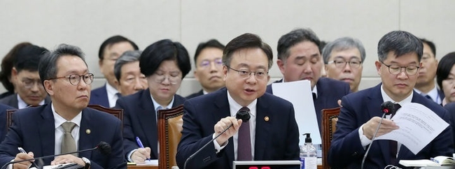 조규홍 보건복지부 장관이 25일 오전 서울 여의도 국회에서 열린 보건복지위원회의 보건복지부 등에 대한 종합감사에서 의원들의 질의에 답하고 있다. 왼쪽부터 박민수 2차관, 조 장관, 이기일 1차관. (사진=뉴시스 제공)