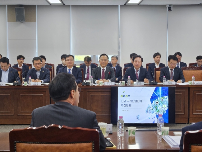 박상돈 천안시장이 24일 정부세종청사에서 김오진 국토교통부 1차관과 함께 회의를 진행하고 있다. (사진=천안시 제공)