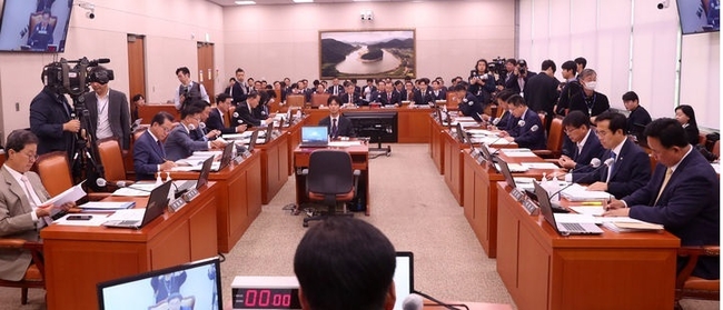 25일 오전 서울 여의도 국회에서 농림축산식품해양수산위원회의 해양수산부 등에 대한 종합 국정감사가 열리고 있다.(사진=뉴시스 제공)