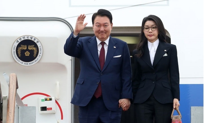사우디아라비아·카타르 순방을 마치고 귀국한 윤석열 대통령과 부인 김건희 여사가 26일 경기도 성남 서울공항에 도착해 공군 1호기에서 내리고 있다.(사진=뉴시스 제공)