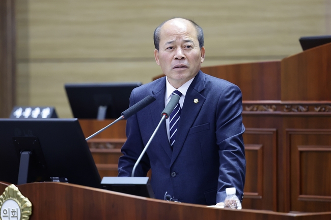 천안시의회 육종영의원이 시정질문을 하고 있다. (사진=천안시 의회 제공)