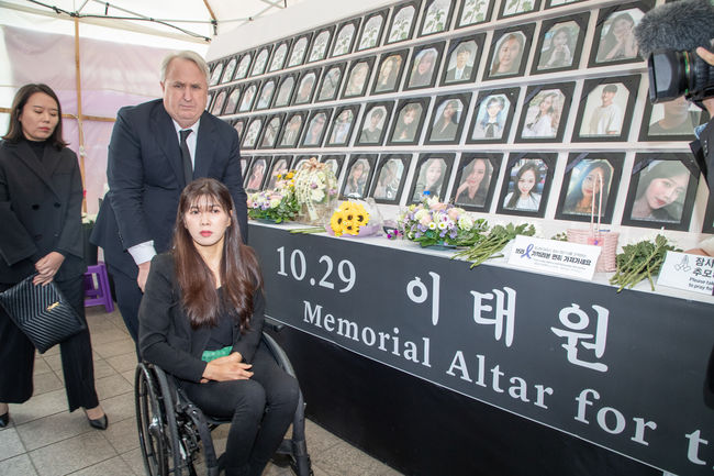 인요한 국민의힘 혁신위원장과 이소희 혁신위원이 29일 서울 중구 서울광장에 마련된 10.29 이태원참사 분향소를 방문하고 있다.(사진=뉴시스 제공)