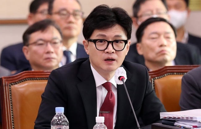 한동훈 법무부 장관이 지난 26일 오전 서울 여의도 국회에서 열린 법제사법위원회 종합감사에서 의원들의 질의에 답하고 있다. (사진=뉴시스 제공)
