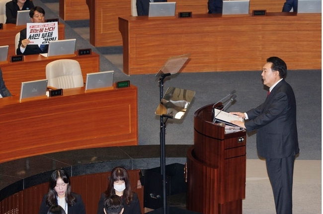  윤석열 대통령이 31일 오전 서울 여의도 국회에서 내년도 정부 예산안에 대한 시정연설을 하고 있는 가운데 강성희 진보당 의원이 피켓을 들고 있다.(사진=뉴시스 제공)