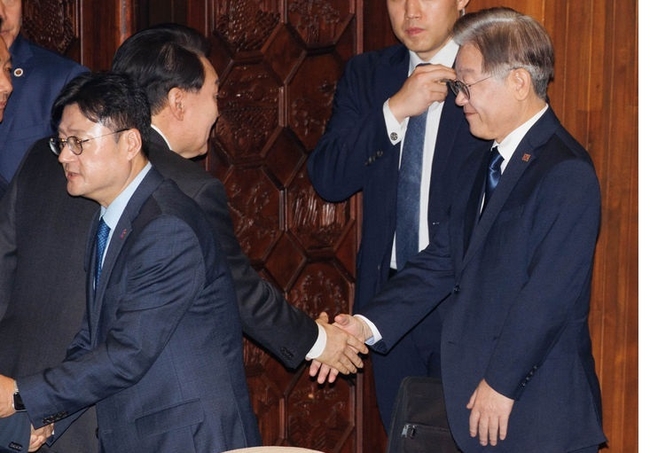 윤석열 대통령이 31일 오전 서울 여의도 국회 본회의장에서 내년도 정부 예산안에 대한 시정연설을 마치고 나서며 이재명 더불어민주당 대표와 인사하고 있다. (사진=뉴시스 제공)