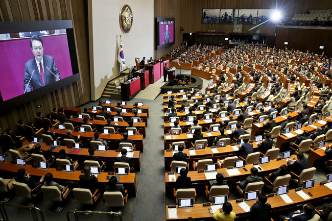 윤석열 대통령이 10월 31일 서울 여의도 국회 본회의장에서 내년도 정부 예산안에 대한 시정연설을 하고 있다.(사진=공동취재/뉴시스 제공)