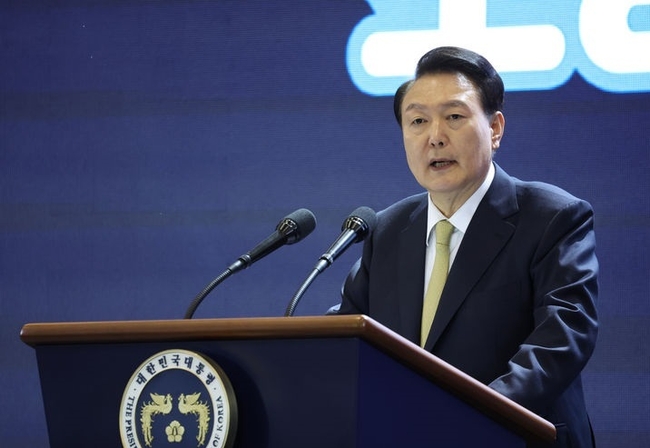 윤석열 대통령이 3일 경기도 고양시 킨텍스에서 열린 2023 대한민국 소상공인대회 개막식에서 격려사를 하고 있다.(사진=뉴시스 제공)