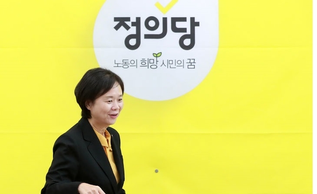 이정미 정의당 대표가 6일 오전 서울 여의도 국회에서 열린 상무집행위원회에 참석하고 있다. 정의당은 선거연합을 추진키로 했으며 이 대표는 이날 상무집행위원회에서 사퇴했다.(사진=뉴시스 제공)