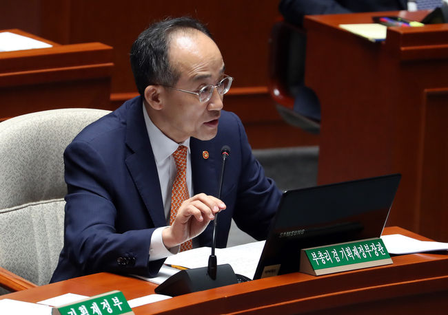 추경호 경제부총리 겸 기획재정부 장관이 3일 국회에서 열린 예산결산특별위원회 전체회의에서 의원들의 질의에 답하고 있다.