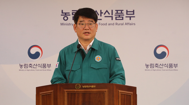권재한 농림축산식품부 농업혁신정책실장이 지난달 30일 세종시 정부세종청사에서 소 럼피스킨병 백신 도입 상황 및 접종계획을 발표하고 있다.