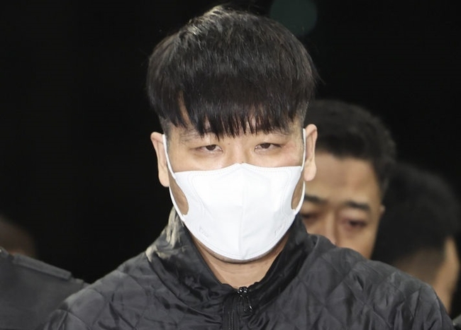 특수강도 혐의로 서울구치소에 수감됐다 도주한 김길수가 6일 오후 경기 안양시 안양동안경찰서로 호송되고 있다. (사진=뉴시스 제공)