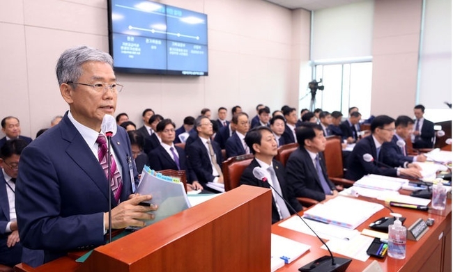김동철 한국전력공사 사장이 26일 오전 서울 여의도 국회에서 열린 산업통상자원중소벤처기업위원회 국정감사에서 의원들의 질의에 답변하고 있다.(사진=뉴시스 제공)