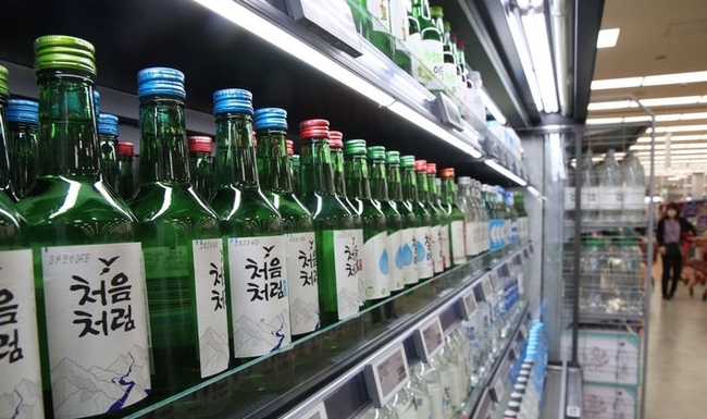 서울의 한 대형마트에서 소주가 진열돼 있다. (사진=뉴시스 제공)