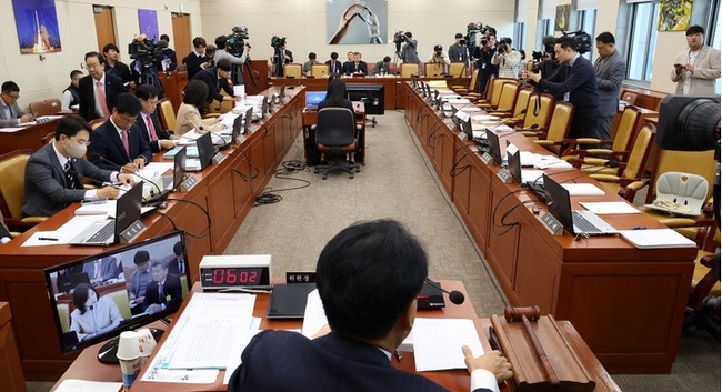 지난 7일 오전 서울 여의도 국회에서 열린 박민 한국방송공사(KBS) 사장 후보자에 대한 인사청문회에서 항의하며 퇴장한 더불어민주당 의원 좌석이 텅 비어 있다.(사진=뉴시스 제공)