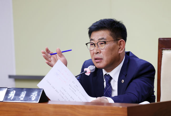 오인철 '충청남도 공동주택 공공지원 정책 특별위원회 위원장이 회의를 진행하고 있다. (사진=충청남도의회 제공)