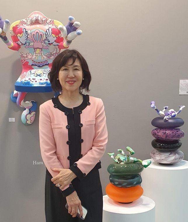 디아프2023 운영위원장이자 갤러리전 대표인 전병화 위원장. 뒤는 함도하 작가 작품. <사진=이화순>