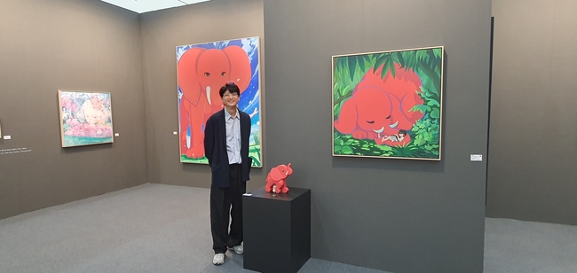 신대준 작가(중앙)가 코끼리와 아이의 우정을 담은 동화 같은 작품(키다리갤러리). <사진=이화순>