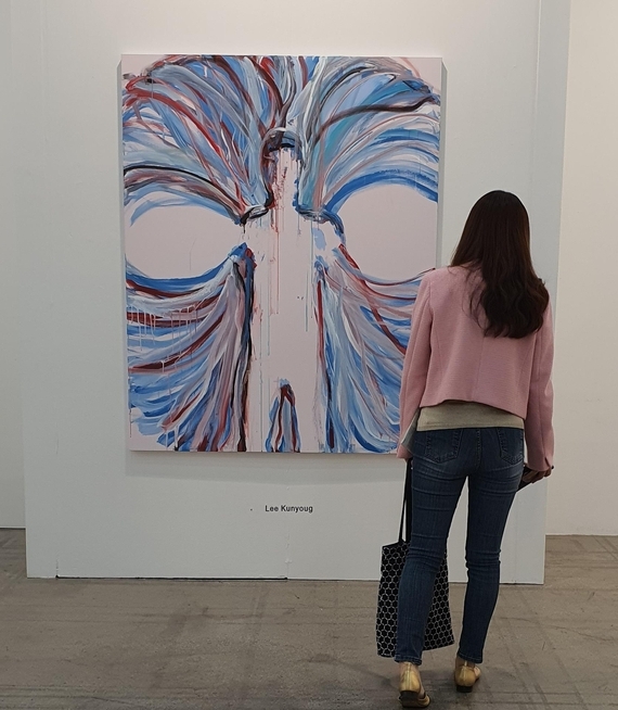 대구국제아트페어(Diaf)2023에 출품된 이건용 작품을 한 관람객이 보고 있다. <사진=이화순>