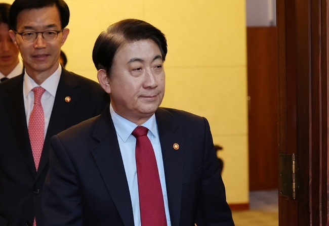  이동관 방송통신위원장이 10일 오전 서울 종로구 정부서울청사에서 열린 국무회의에 참석하고 있다. (사진=뉴시스 제공)