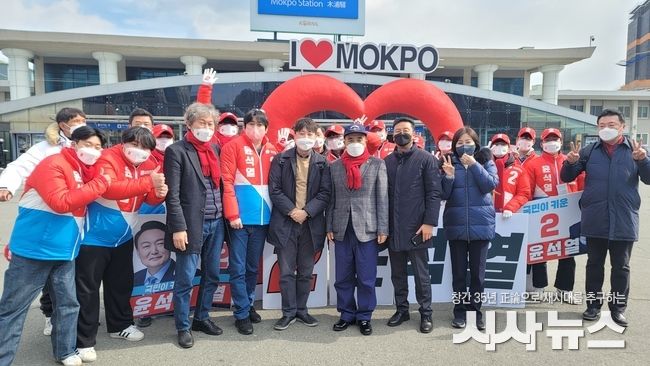 지난해 대통령 선거 운동에서 황시혁 대표와 이준석 전 대표가 기념사진을 찍고 있다.