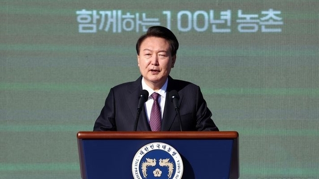 윤석열 대통령이 지난 10일 경기도 수원 서호잔디광장에서 열린 제28회 농업인의 날 기념식에서 축사하고 있다.(사진=뉴시스 제공)