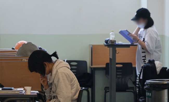 2024학년도 대학수학능력시험을 열흘 앞둔 지난 6일 오전 서울 마포구 종로학원 강북본원에서 수험생들이 공부하고 있다.(사진=뉴시스 제공)