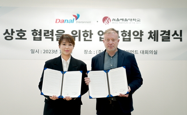 서울예술대학교(오른쪽)와 다날엔터테인먼트(왼쪽)는 음악 콘텐츠 제작 및 미래형 음악 인재 양성을 위한 업무협약을 체결했다.(사진=서울예대 제공)