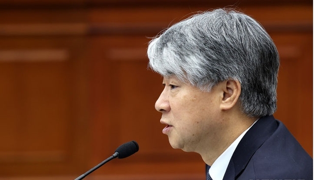 이종석 헌법재판소장 후보자가 지난 13일 오전 서울 여의도 국회에서 열린 인사청문회에서 의원 질의에 답변하고 있다. (사진=뉴시스 제공)