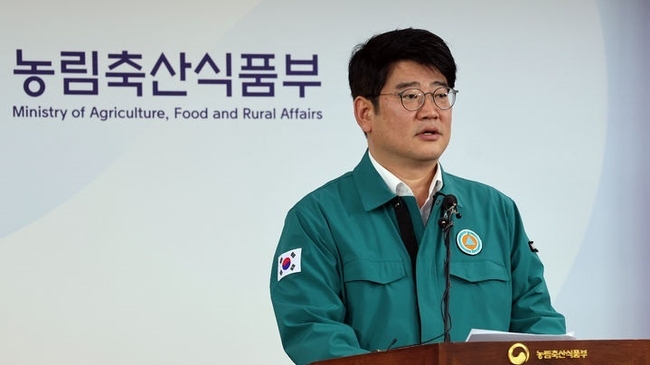 권재한 농림축산식품부 농업혁신정책실장이 13일 세종시 정부세종청사에서 럼피스킨 살처분 정책 전환 및 방역관리 강화방안 발표를 위해 단상에 오르고 있다. 럼피스킨중앙사고수습본부는 방역 여건 변화 상황을 고려해 이날부터 럼피스킨 발생 농장에 대해 원칙적으로 양성축만 살처분하는 선별적 살처분을 적용한다고 밝혔다. (사진=뉴시스 제공)