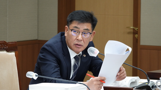 충청남도의회 오인철의원이 질문하고 있다. (사진=충청남도의회 제공)