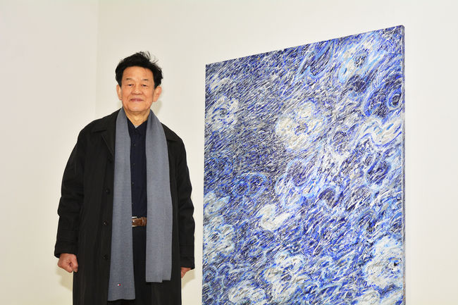 <신생명조형전Ⅲ·Neo Cosmos ExhibitionⅢ> 연작 앞에 선 변건호 작가 <사진=작가 제공>
