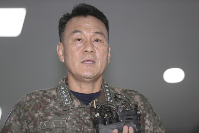 김명수 국방부 합동참모본부 합참의장 후보자가 1일 오전 서울 용산구 국방부 별관 후보자 사무실로 출근하기 전 취재진 질문에 답하고 있다.(사진=뉴시스 제공)