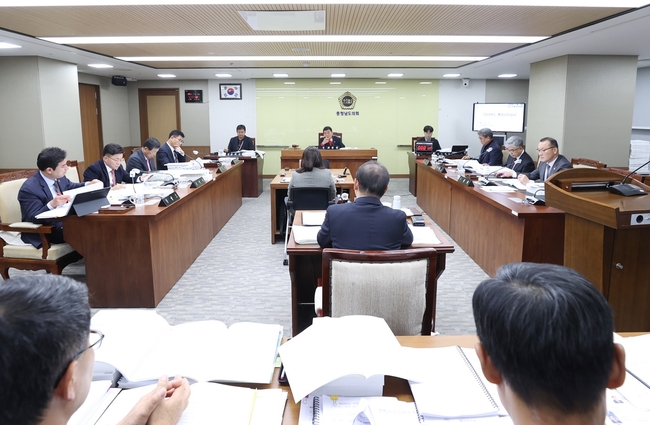 충남도의회 농수산해양위원회에서 충남도 해양수산국, 수산자원연구소 소관 2023년도 행정사무감사를 진행하고 있다. (사진=충남도의회 제공)