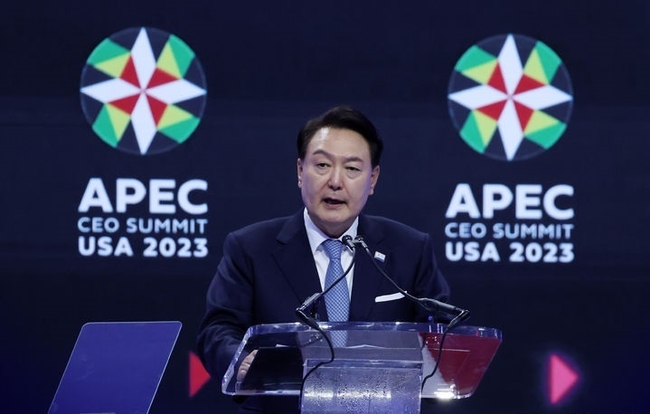 아시아태평양경제협력체(APEC) 정상회의 참석차 미국을 방문 중인 윤석열 대통령이 15일(현지시간) 샌프란시스코 모스코니센터에서 열린 'APEC 최고경영자(CEO) 서밋'에서 기조연설하고 있다. (사진=뉴시스 제공)