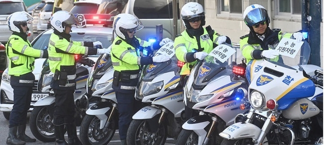 2024학년도 대학수학능력시험을 이틀 앞둔 14일 경기도 수원남부경찰서에서 교통안전계 경찰들이 수능지원차량에 안내문을 부착하고 있다.(사진=뉴시스 제공)
