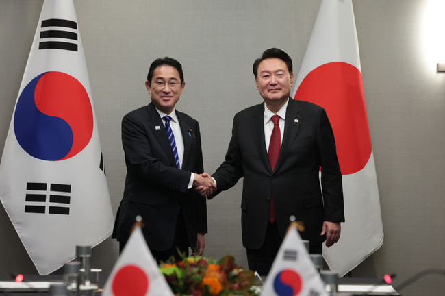 아시아태평양경제협력체(APEC) 정상회의 참석차 미국을 방문한 윤석열 대통령이 16일(현지시간) 미국 샌프란시스코 한 호텔에서 열린 한·일 정상회담에 앞서 기시다 후미오 일본 총리와 악수하고 있다. (사진=대통령실 제공) 