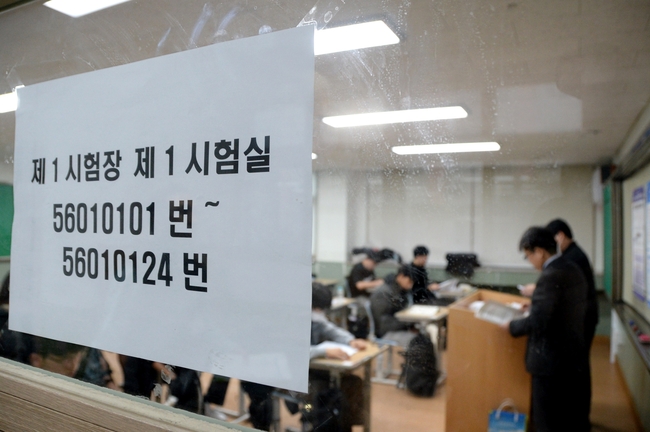 2024학년도 대학수학능력시험일인 지난 16일 오전 청주고등학교에서 수험생들이 시험 시작을 기다리고 있다. (사진=뉴시스 제공)