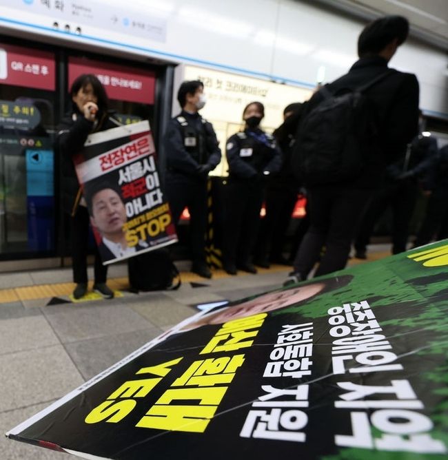  전국장애인차별철폐연대가 지난 14일 서울 종로구 혜화역에서 "오세훈 서울시장이 권리중심 일자리 사업을 폐지해 중증장애인 노동자와 전담인력 5백여 명이 해고됐다"고 규탄하며 지하철 선전전을 펼치고 있다. (사진=뉴시스 제공)