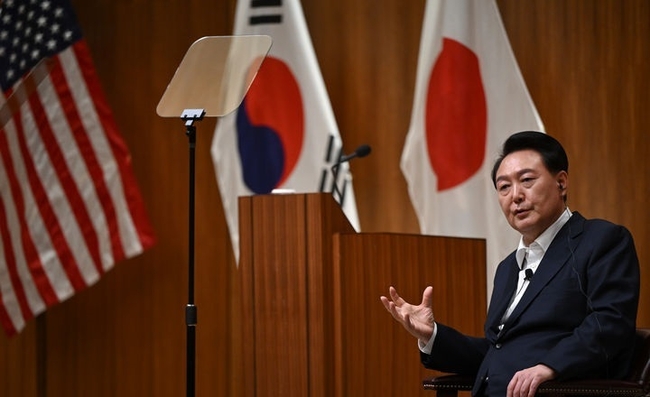 아시아태평양경제협력체(APEC) 정상회의 참석차 미국을 방문 중인 윤석열 대통령이 17일(현지시간) 캘리포니아주 스탠퍼드대학교 후버연구소에서 열린 한일 정상 좌담회에서 사회자와의 대담을 하고 있다. (사진=뉴시스 제공)