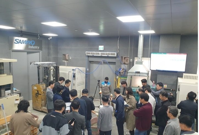 삼표산업 기술연구소에서 지난달 진행된 2023년도 동절기 '블루콘 윈터' 성능시험 및 시연회 현장에서 삼표산업 관계자가 시공 예정인 건설사 관계자들에게 설명을 하고 있다. (제공 = 삼표산업 제공)
