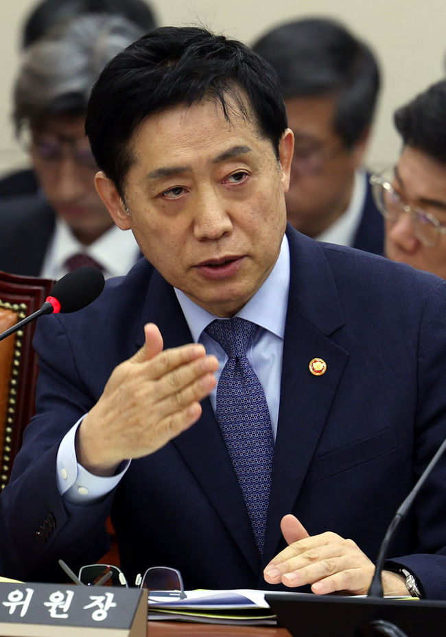 김주현 금융위원장이 지난 9일 오전 서울 여의도 국회에서 열린 정무위원회 전체회의에서 의원들의 질의에 답변하고 있다.