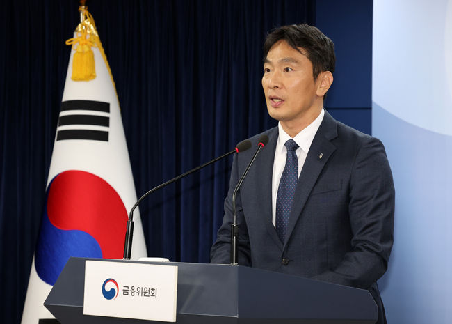 이복현 금융감독원장이 지난 5일 오후 서울 종로구 정부서울청사에서 공매도 대책을 발표하고 있다.